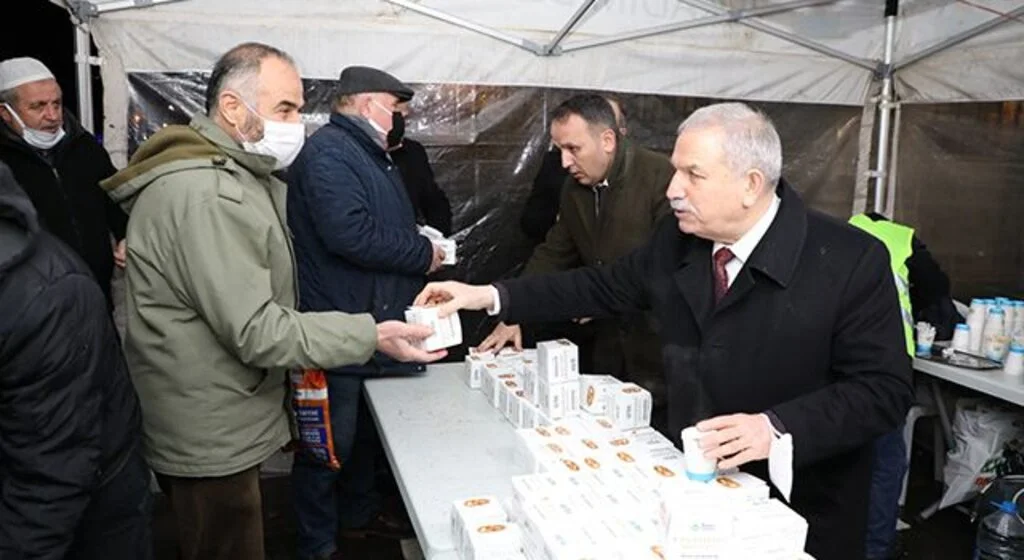 İlkadım Belediye Başkanı Necattin Demirtaş kandil simidi dağıttı