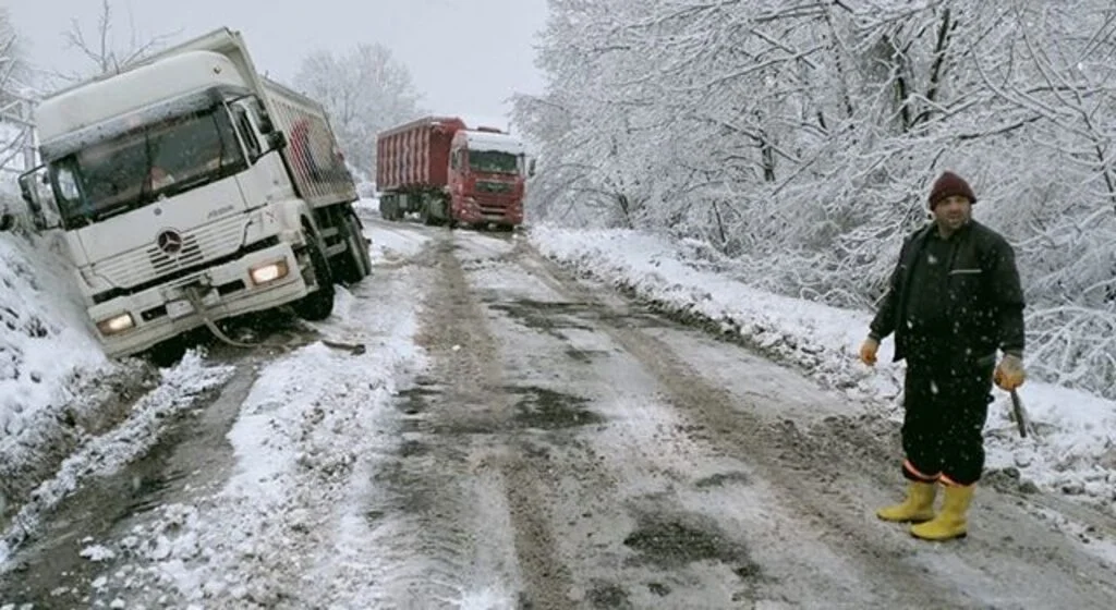 İlkadım’da karla kaplanan yollar ulaşıma açılıyor