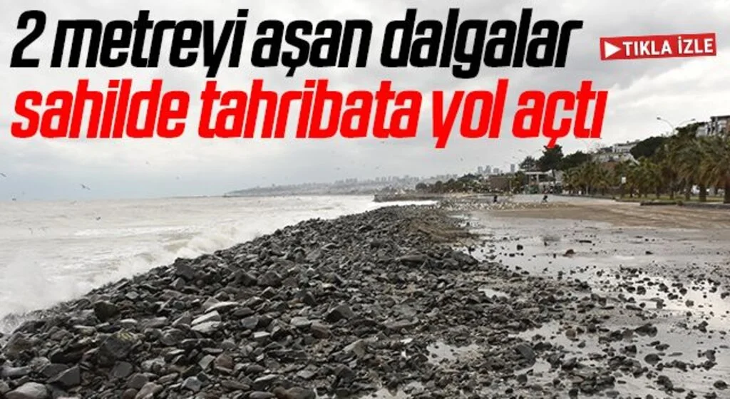Karadeniz'de 2 metreyi aşan dalgalar Samsun sahilinde tahribata yol açtı