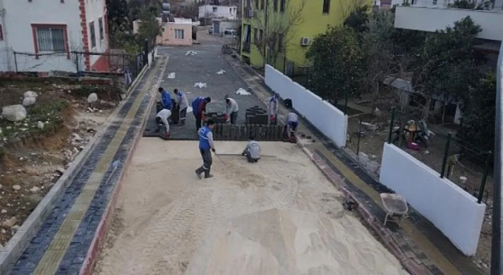 Kemer’de Yol ve Kaldırım Yenileme Çalışmaları Yapılıyor