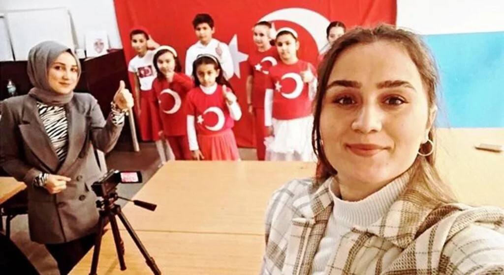 Minik öğrenciler işaret dili ile İstiklal Marşı'nı okudu