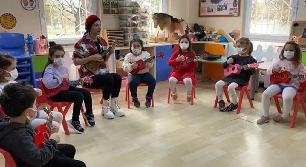 Minikler ukulele öğrenip türküler söylüyor