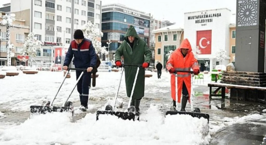 Mustafakemalpaşa’da Karla Mücadele İçin Ekipler Hazır