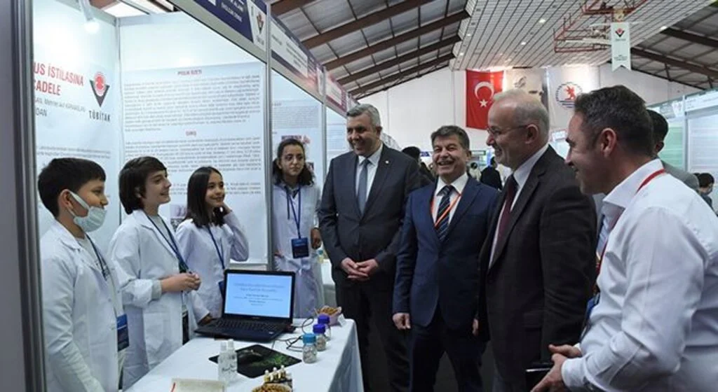 Ortaokul öğrencilerinin araştırma projeleri OMÜ’de sergileniyor