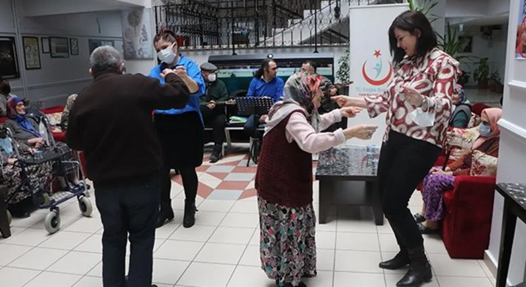 Sağlıkçılardan huzurevi sakinlerine önce aşı, sonra müzikli eğlence