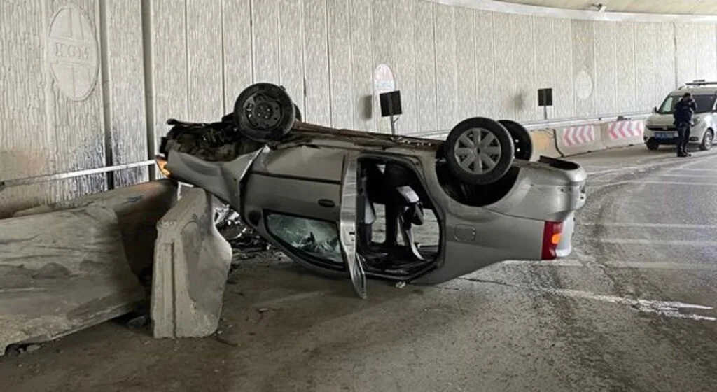 Samsun'da alt geçitte otomobilin devrilmesi sonucu 2 kişi yaralandı