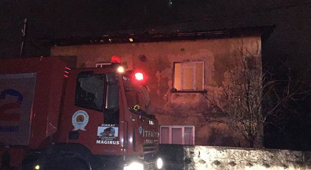 Samsun'da iki katlı ahşap evde çıkan yangın söndürüldü