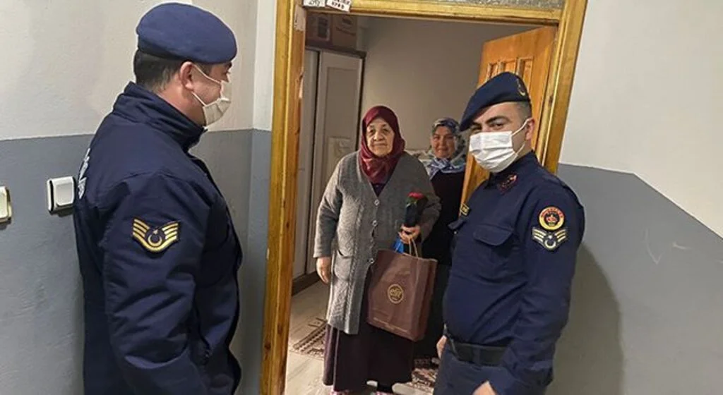 Şehit anneleri ve kadın çalışanlara karanfilli kutlama