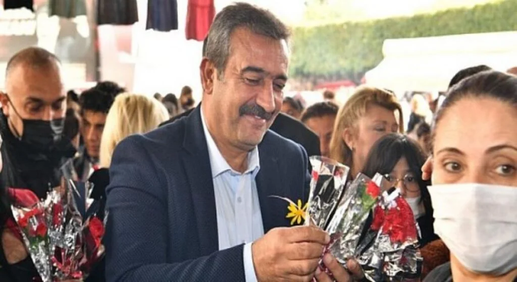Sosyete Pazarında kadınlara karanfil dağıttı