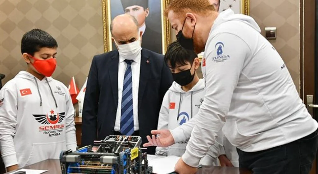 Vali Dağlı’dan dünyanın en büyük robotik yarışmasına katılacak gençlere tebrik