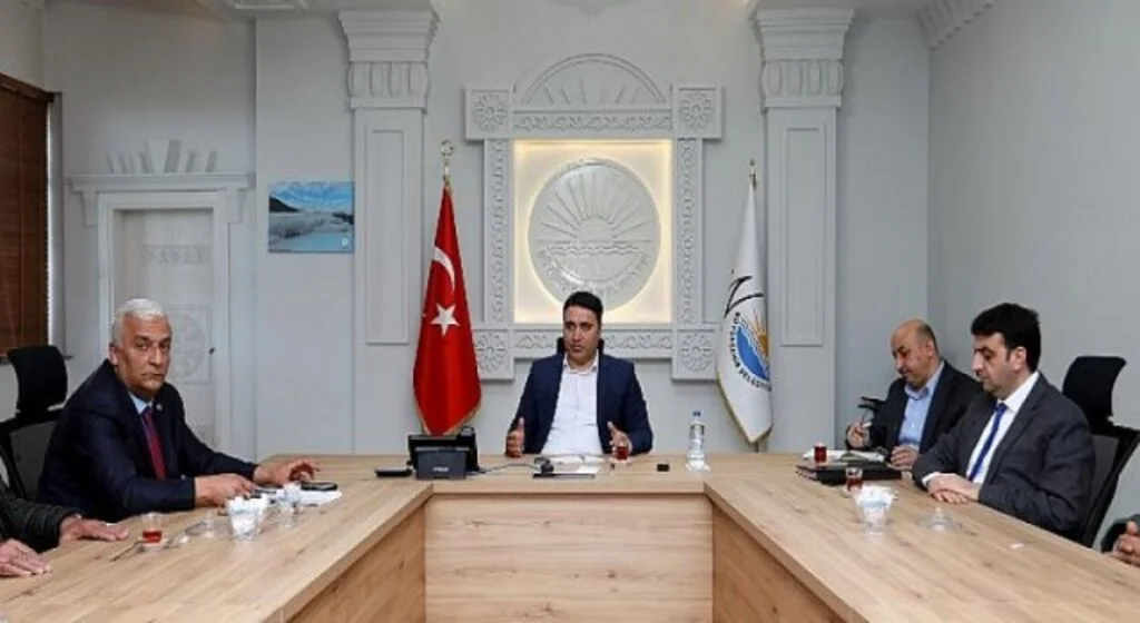 Van Büyükşehir Belediyesi Genel Sekreteri Mehmet Fatih Çelikel, kentte ulaşım hizmeti veren esnaf temsilcileriyle bir araya geldi