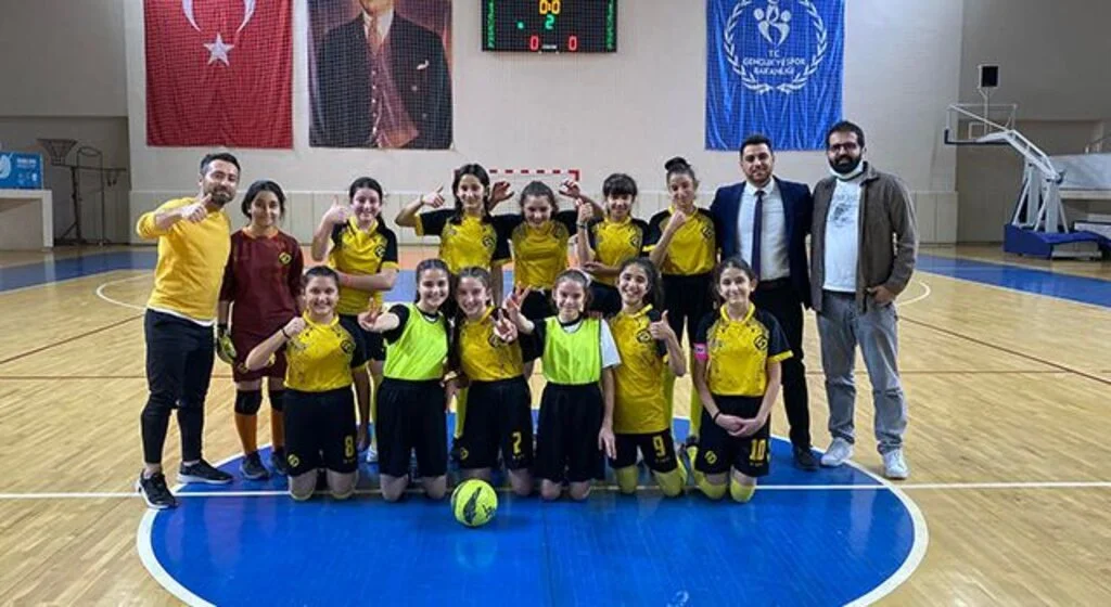 Yıldız Kızlar Futsalda Final Maçına Kar Engeli