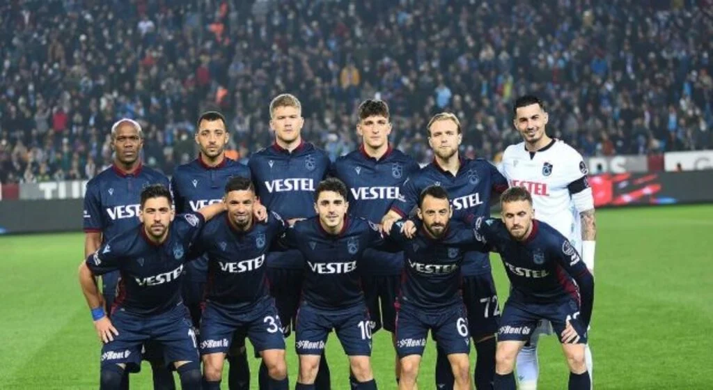 Ziraat Türkiye Kupası'nda sadece mağlup olan Antalya'yı eleyen Bordo Mavililer