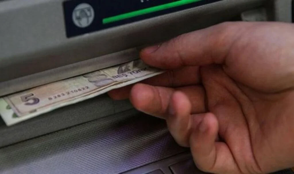 Banka ATM’sindeki yazılım açığı şok etti! 142 bin TL çektiler…