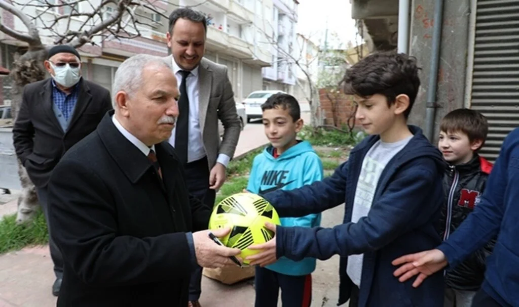 Başkan Demirtaş, Kendisinden Futbol Topu İsteyen Çocukların Sevincine Ortak Oldu 