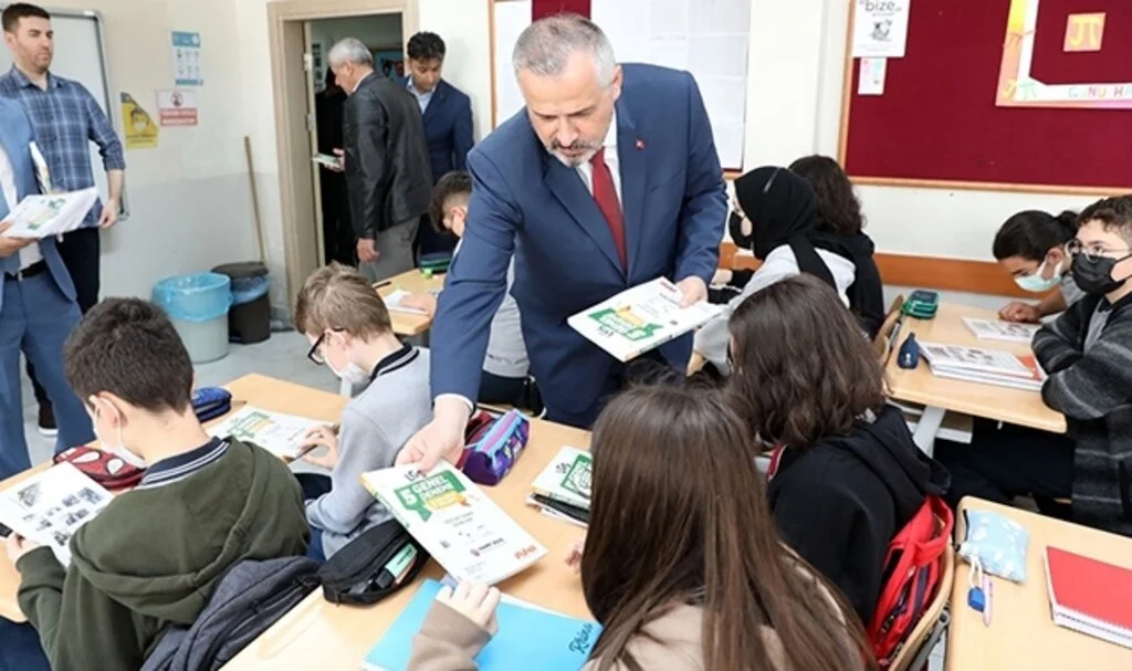 Başkan Kılıç’tan 1660 öğrenciye LGS deneme kitabı