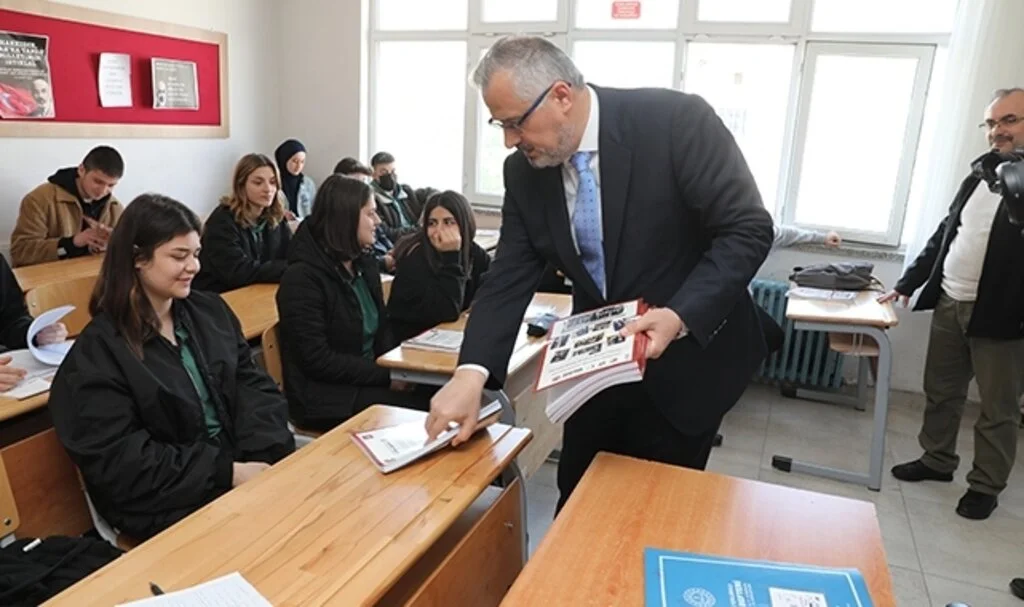 Başkan Kılıç'tan gençlere TYT soru bankası
