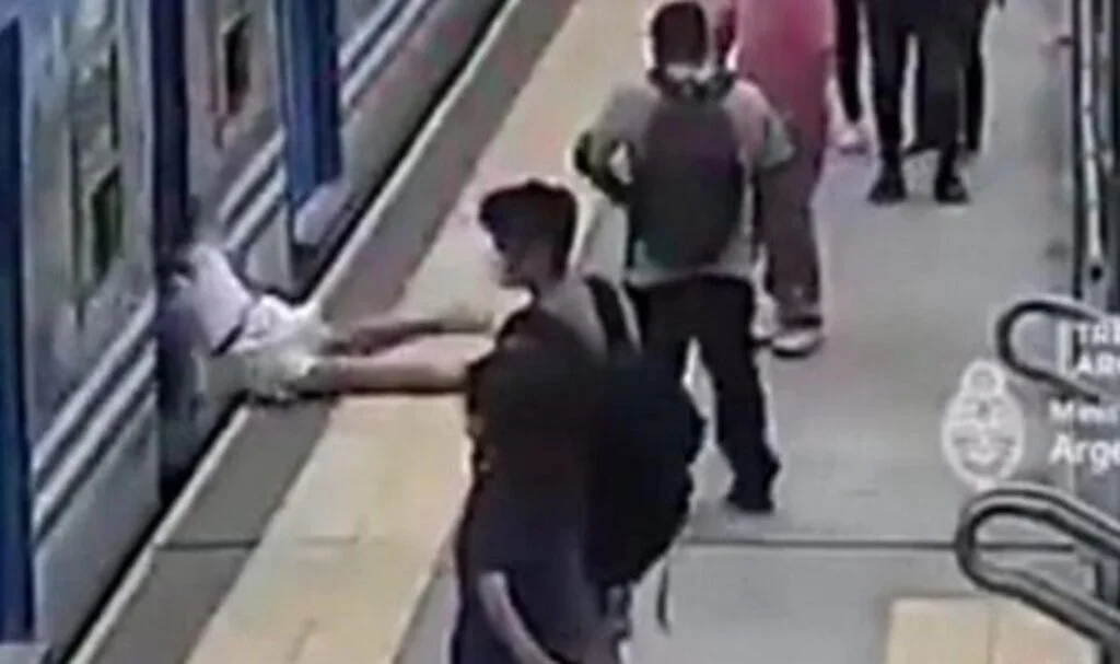 Bayılıp rayların altına düştü ama …
