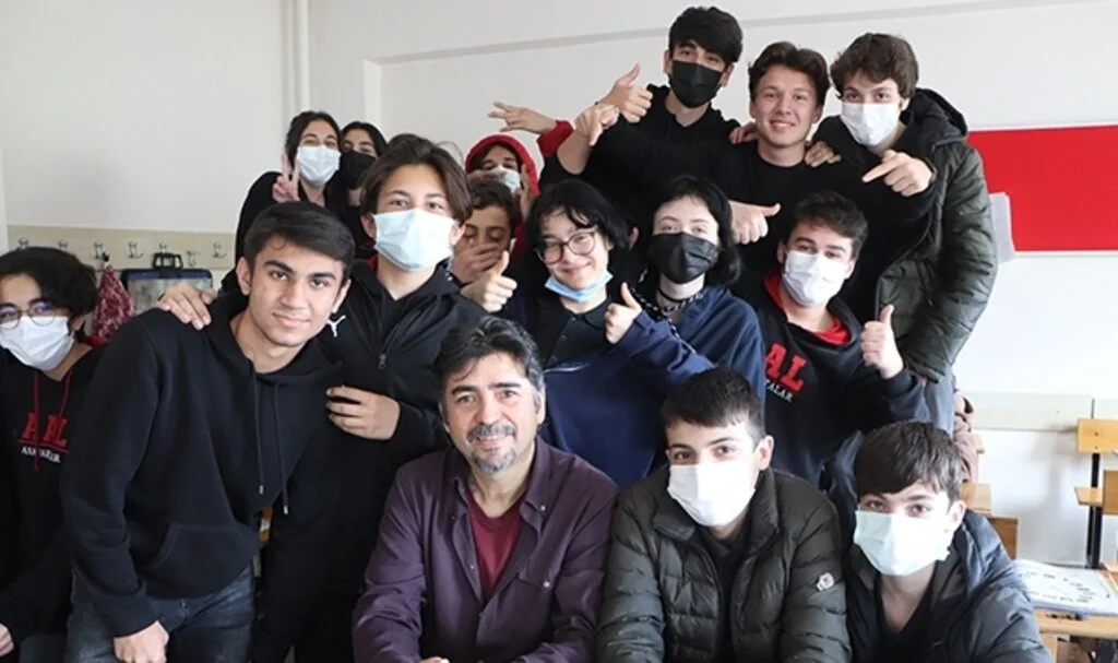 Bu öğretmenin on parmağında on marifet