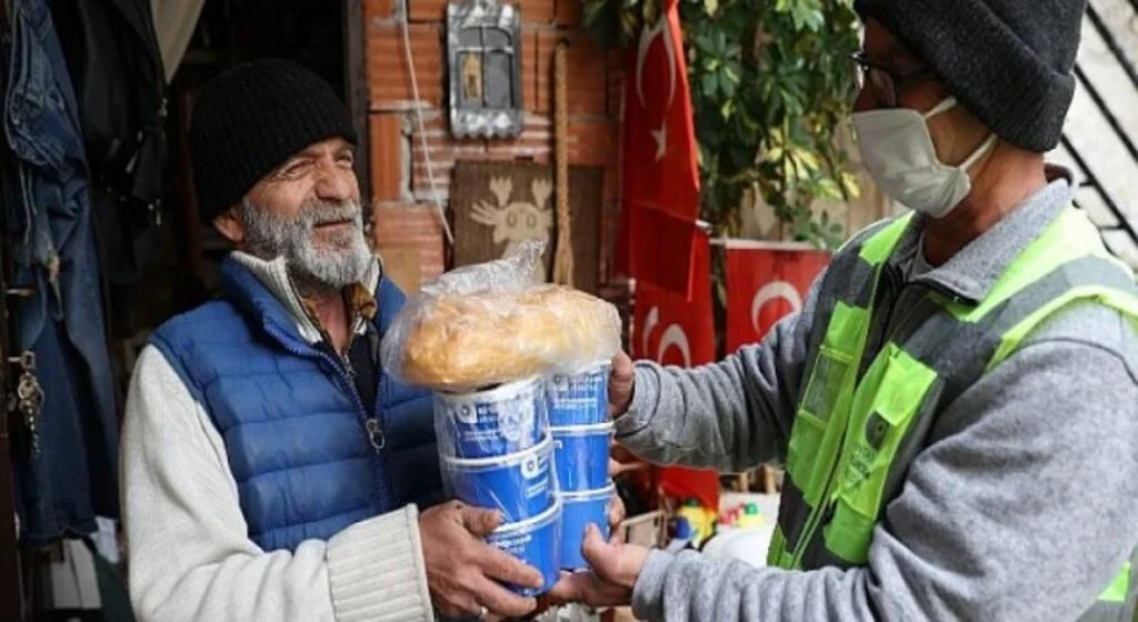Büyükşehir’den hayat kolaylaştıran yemek hizmeti  2 öğün, 3 çeşit yemek kapılarınateslim ediliyor