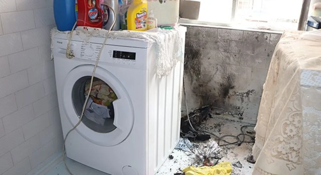 Çamaşır makinesi kablosu alev aldı: 1 yaralı
