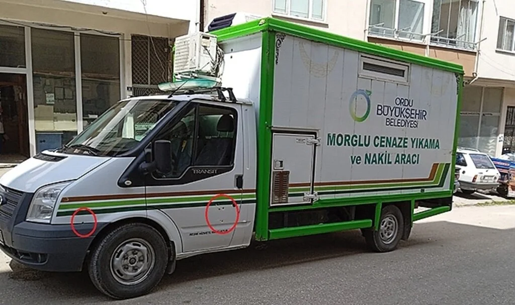 Cenazeyi defin yeri anlaşmazlığında cenaze aracı kurşunlandı