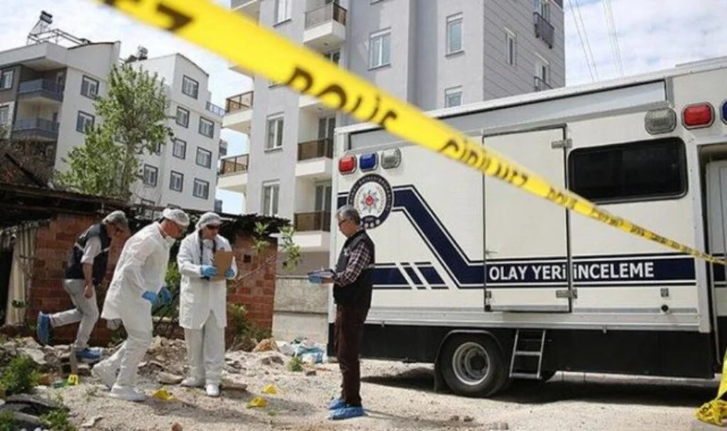 Çocuklarının gözü önünde dehşet saçtı! Yardım isterken eşinin boğazını kesmiş