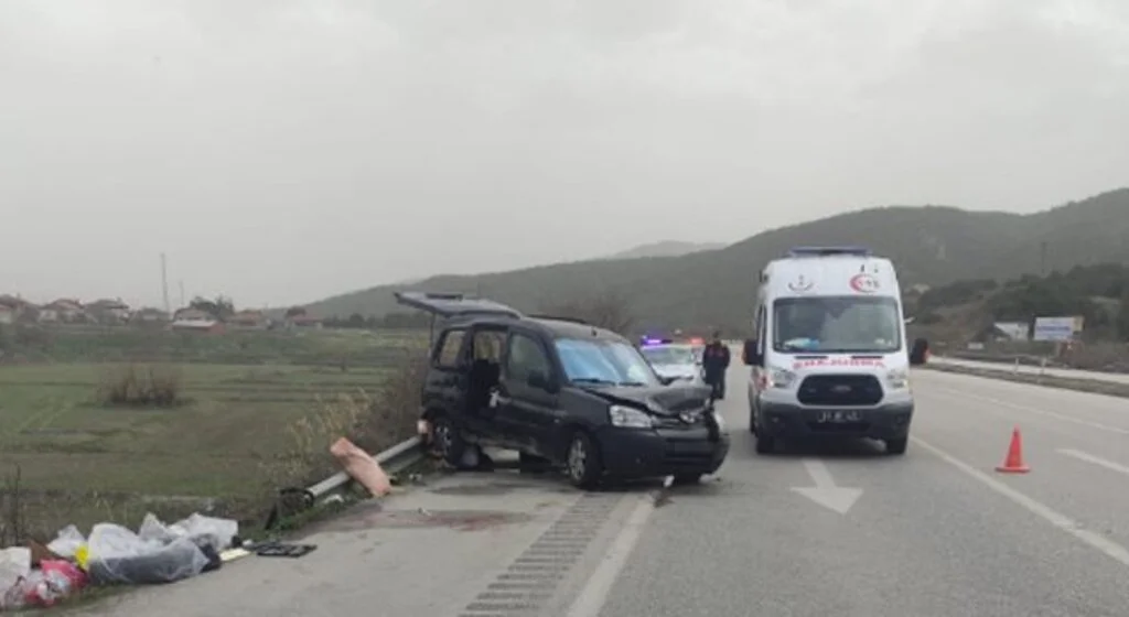 Çorum'da refüje çarpan otomobildeki 1 kişi öldü, 2 kişi yaralandı