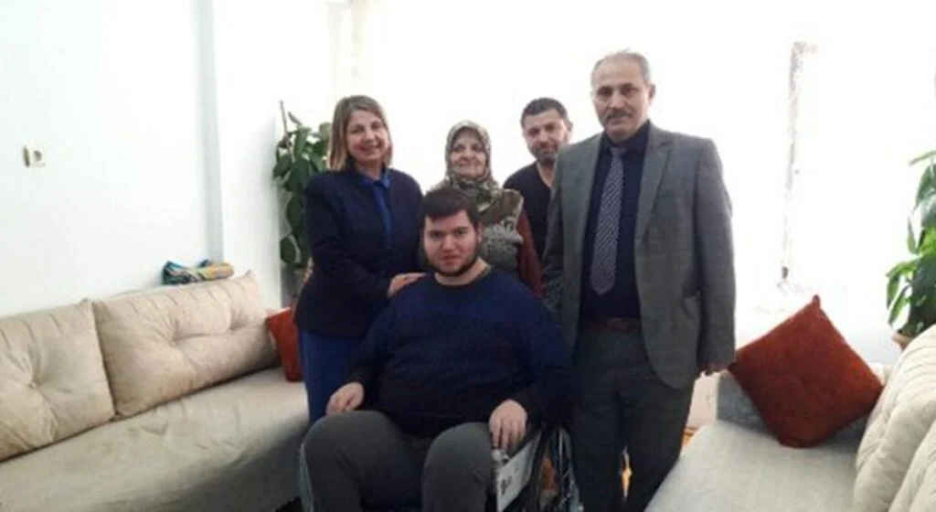 Engelli gencin tekerlekli sandalye sevinci