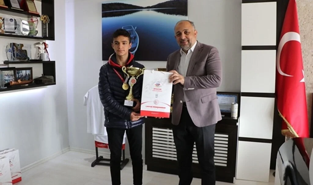 Gençlik ve Spor İl müdürü İsmail Hakkı Kasapoğlu Başarıyı Ödüllendirdi