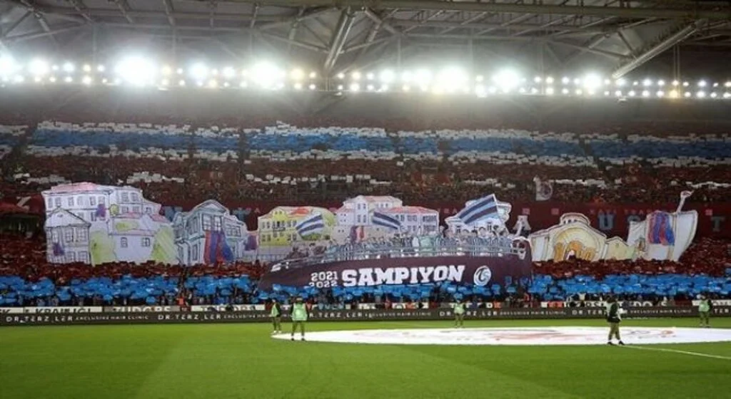 Günlerdir Beşiktaş maçına hazırlanan Trabzonspor taraftarları dans gösterisi?