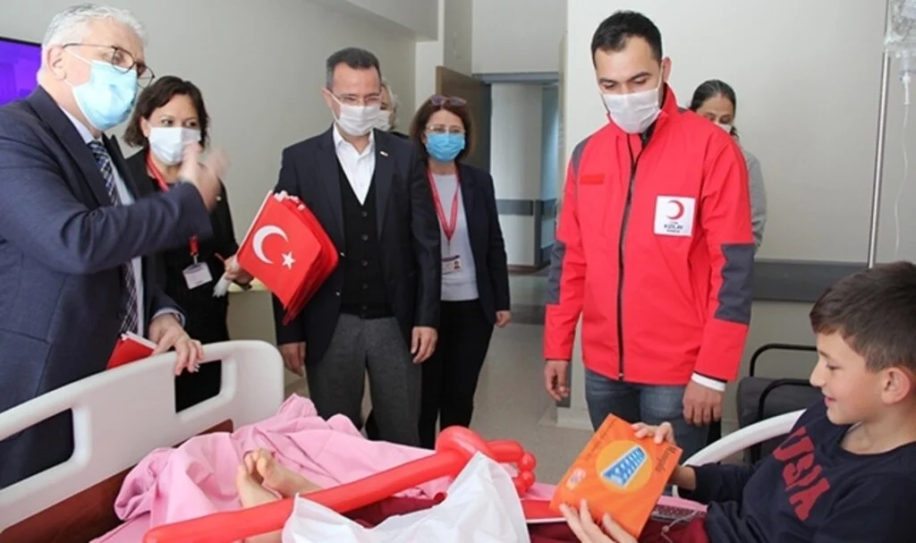 Hastanede yatan minikleri sevindiren sürpriz