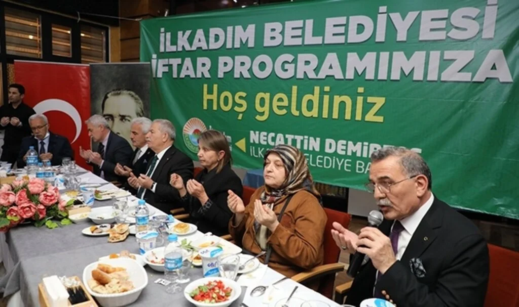 İlkadım Belediye Başkanı Necattin Demirtaş Muhtarları İftar Sofrasında Ağırladı