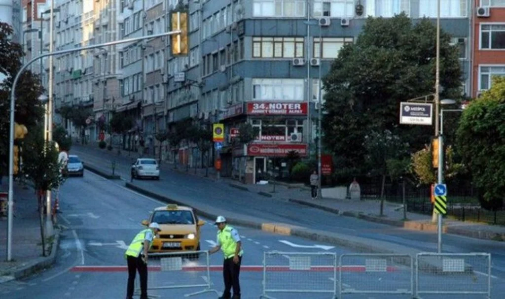 İstanbul'da hangi yollar kapalı? İstanbul'da pazar günü hangi yollar trafiğe kapatılacak? 17 Nisan 2022 Pazar günü hangi yollar trafiğe kapatıldı?