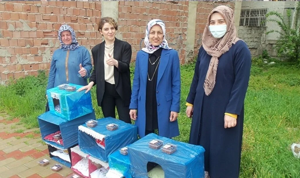 Kadın girişimci soğuk günlerde sokak hayvanlarını unutmadı