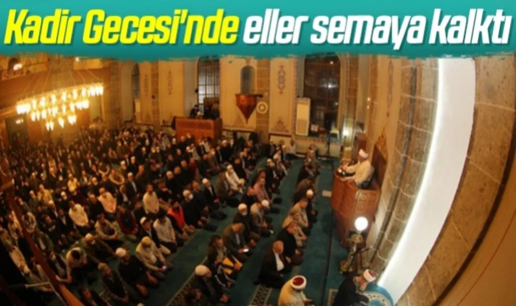 Kadir Gecesi'nde eller dua için semaya kalktı