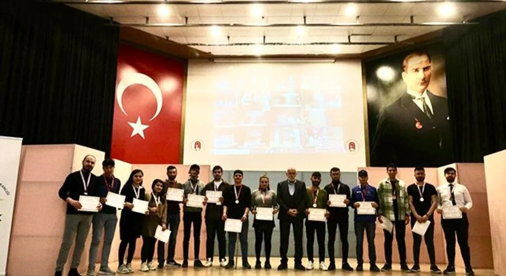 Kendi yazdıkları tiyatro oyunuyla “birinci” oldular