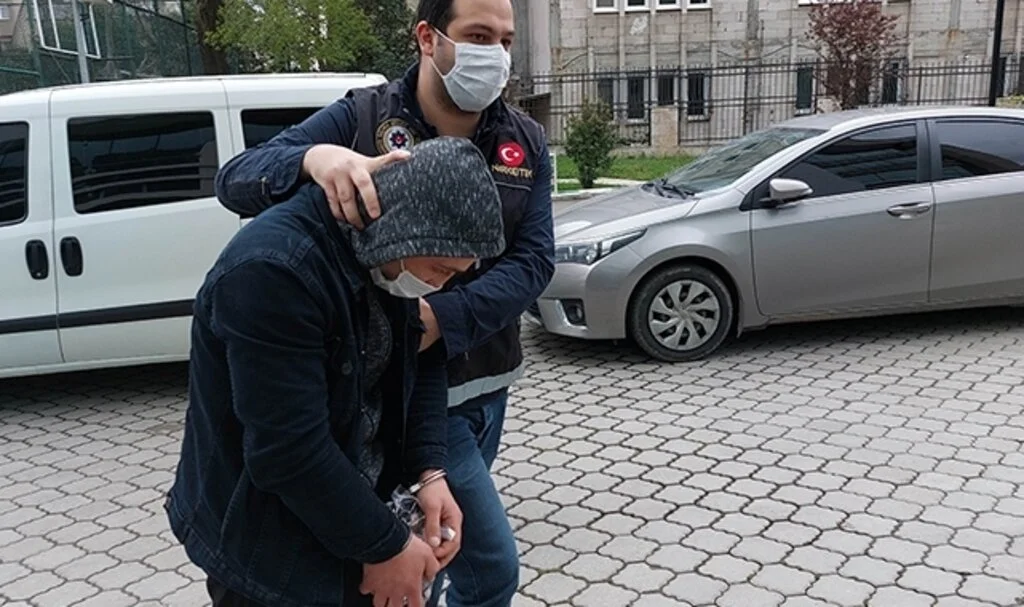 Motosiklet üzerinde uyuşturucuyla yakalanan 2 kişi tutuklandı