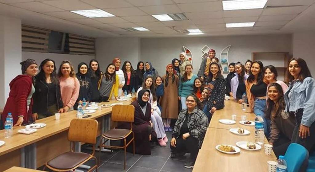 Nurten öğretmen üniversitelilerle buluştu 