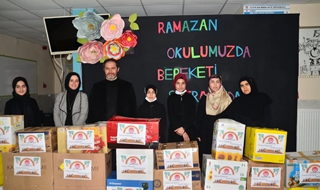 Öğrencilerden ihtiyaç sahiplerine yardım kolisi