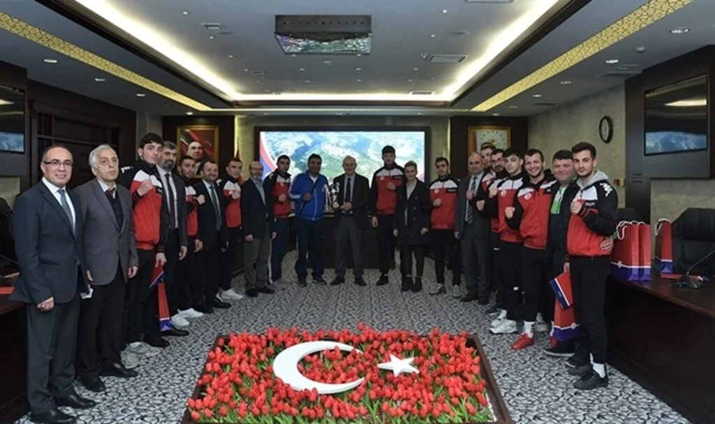 OMÜ Rektörü Prof. Dr. Yavuz Ünal'dan başarılı sporculara tebrik