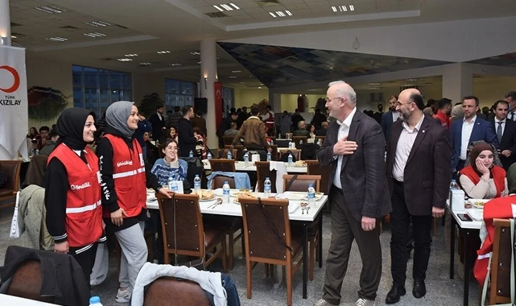 OMÜ Üst Yönetimi Öğrencilerle Genç Kızılay’ın İftar Sofrasında