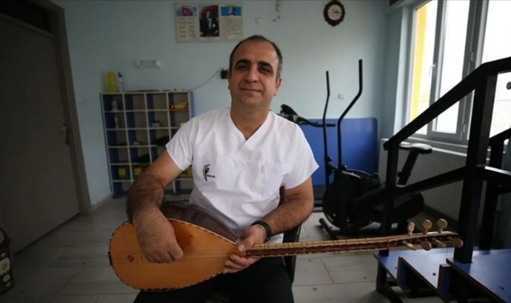 Özel gereksinimli öğrencilerini 'çalıp söyleyerek' rehabilite ediyor