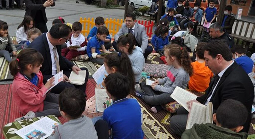 Salıpazarı'nda Meydan’da Kitap Okudular