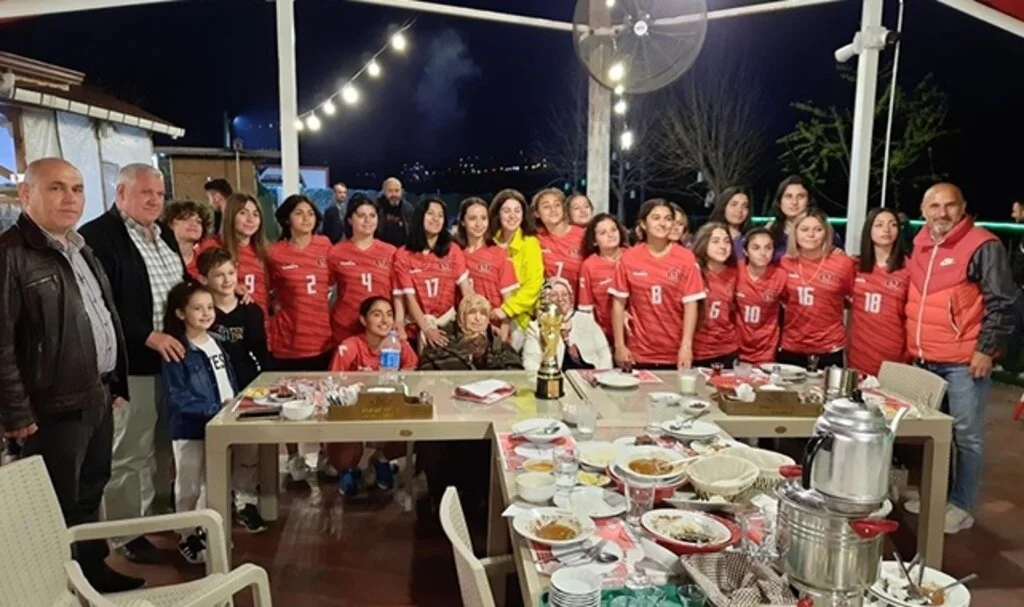 Şampiyonlardan Anlamlı İftar Yemeği