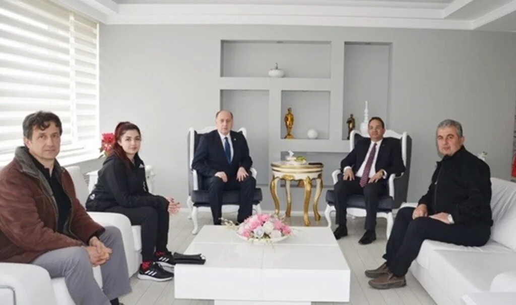 Samsun Bafra Kaymakamı Cevdet Ertürkmen'den milli sporcuya tebrik
