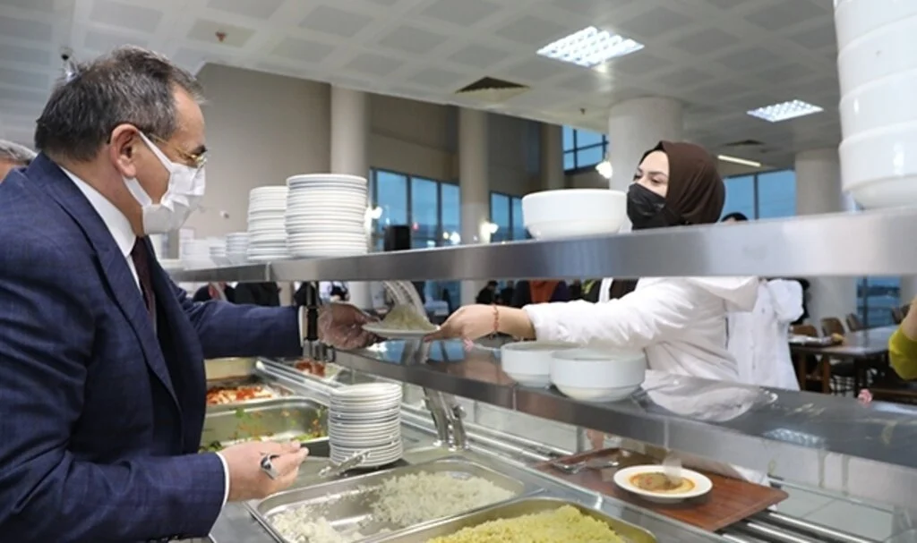 Samsun Büyükşehir Belediye Başkanı Mustafa Demir öğrencilerle iftar yaptı