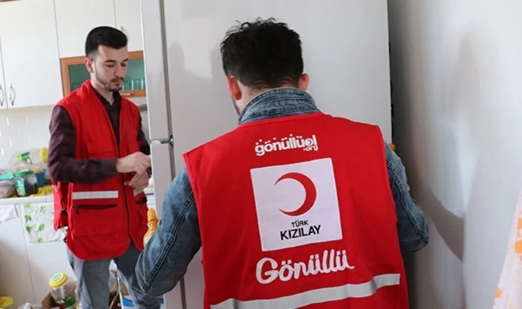 Samsun'da Evi Yanan Aileye Kızılaydan yardım eli