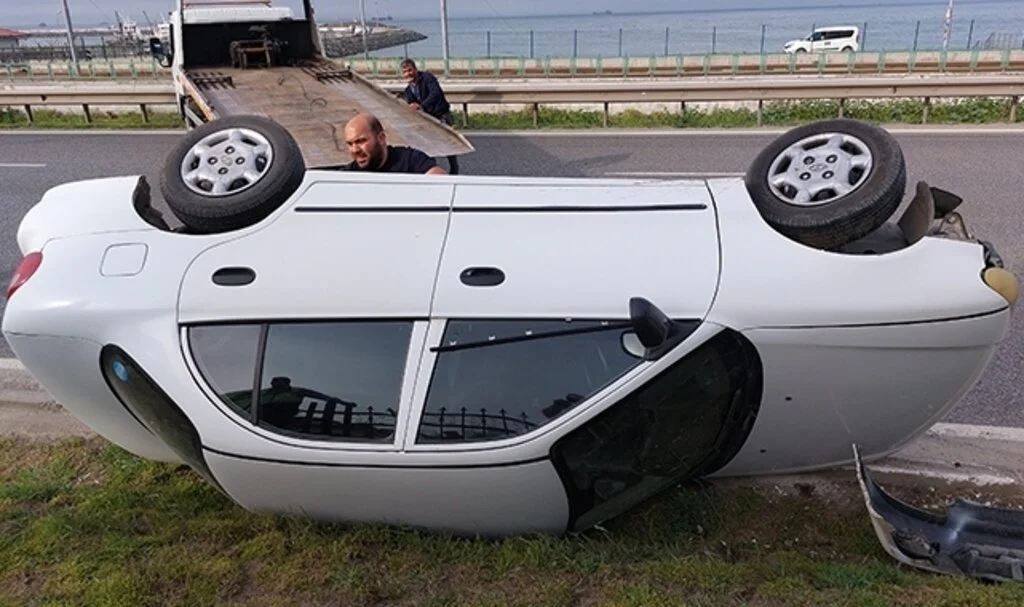 Samsun'da yoldan çıkan otomobil devrildi