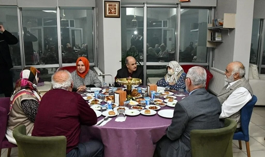 Samsun Valisi huzurevi sakinleri ile iftar yaptı